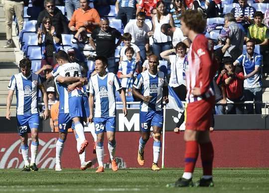Borja Iglesias (Espanyol) nhận một đường chuyền sát thủ, đặt anh vào thế đối mặt với thủ môn và anh đã bình tĩnh đưa bóng vào lưới.