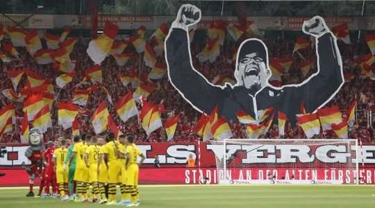 Các cầu thủ đang ở trên sân và Dortmund sẽ là đội giao bóng trước.