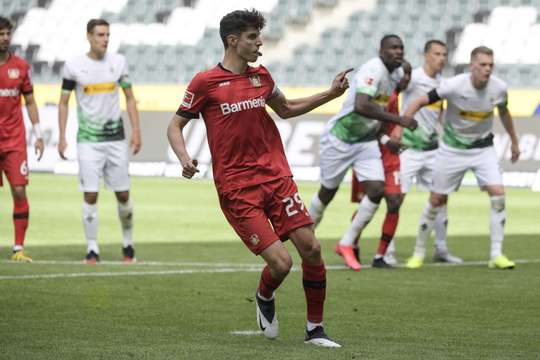 Vào! Kai Havertz (Bayer Leverkusen) giành chiến thắng trên chấm phạt đền bằng một cú sút không thể cản phá, vượt qua tầm với của thủ môn Yann Sommer vào góc trái khung thành.