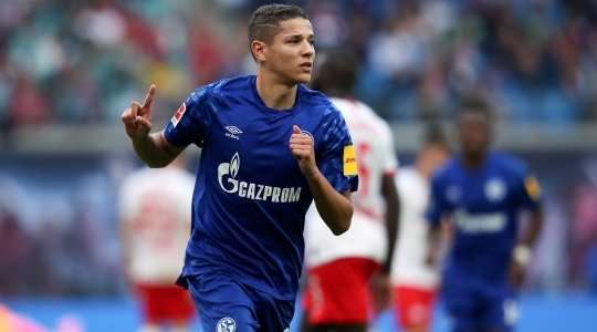 Vào! Amine Harit (Schalke) giành chiến thắng trên chấm phạt đền bằng một cú sút không thể cản phá, vượt qua tầm với của thủ môn Peter Gulacsi vào góc trái khung thành.
