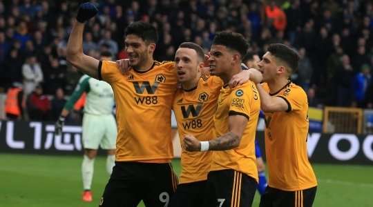 Vào! Raul Jimenez thể hiện nhãn quan chiến thuật tuyệt vời bằng một đường chuyền tinh quái bên trong vòng cấm. Diogo Jota (Wolves) cũng đã hoàn thành tốt phần việc của mình với cú sút một chạm, đưa bóng đi chìm vào chính giữa khung thành. 1:0.