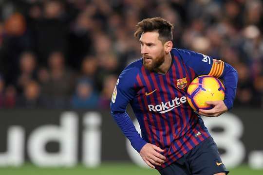 Vào! Lionel Messi (Barcelona) thực hiện thành công quả penalty với một cú sút chìm vào ngay giữa khung thành, đánh bại thủ môn Neto.
