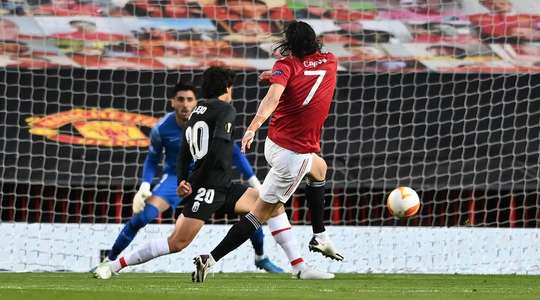 Vào! Paul Pogba đón đường chuyền và đánh đầu kiến tạo cho Edinson Cavani (Manchester United), người đã khống chế bóng và dứt điểm gọn gàng vào lưới. 1:0.
