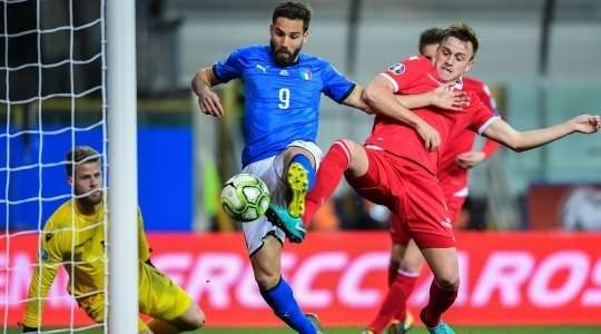 Vào! Leonardo Pavoletti (Ý) đã có mặt đúng lúc đúng chỗ để lấy bóng bật ra trong vòng cấm, và anh ấy sút bóng đi chìm vào chính giữa mành lưới. Tỉ số là 6:0.