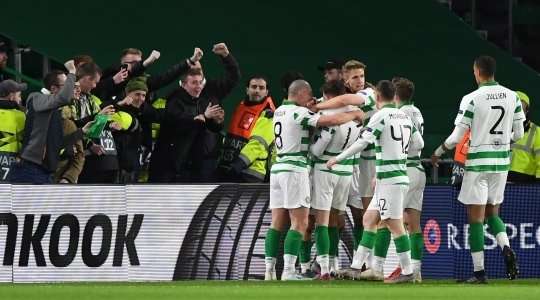 VÀO! Một pha kiến tạo xuất sắc của James Forrest, người đóng vai trò then chốt trong việc tổ chức tấn công. Anh ấy dọn cỗ cho Lewis Morgan (Celtic), người đánh bại Edouard Mendy với một cú sút tuyệt vời vào góc trái phía dưới. 1:0.