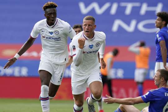 Vào! Willian thực hiện một quả tạt vào vòng cấm và kiến tạo thành công cho Ross Barkley (Chelsea), người đã đón bóng và dứt điểm gọn gàng vào góc thấp bên trái khung thành. Tỉ số đã được nâng lên 0:1.