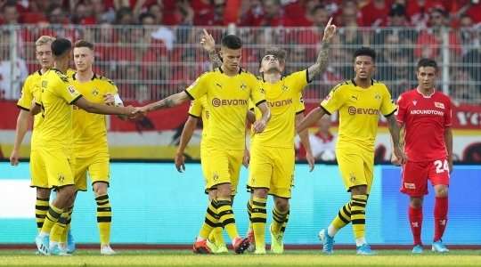 Vào - 1:1! Jadon Sancho chuyền bóng đến Alcacer Paco (Dortmund) và cầu thủ này có một cú sút từ cự ly gần vào lưới, trong sự bất lực của thủ môn.