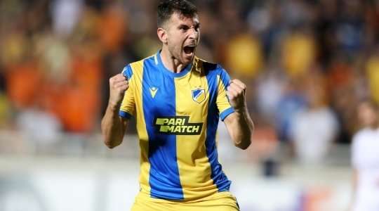 Đó là một bàn thắng! Andrija Pavlovic (APOEL) xuất sắc đón một quả tạt trong vòng cấm và đánh đầu hiểm hóc vào mé trong cột dọc bên trái.
