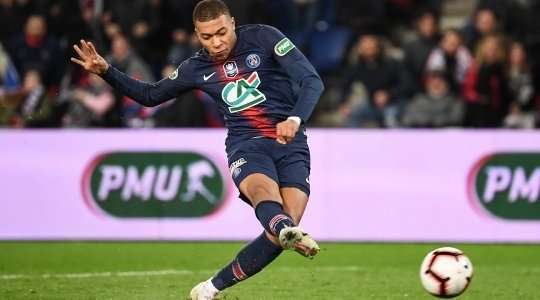 Vào! Kylian Mbappe (Paris SG) sút bóng vào góc thấp bên trái khung thành, vượt qua tầm với của Ciprian Tatarusanu dù thủ môn đã đổ người hết cỡ.