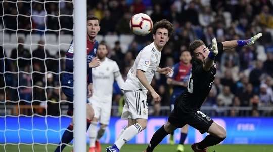 Vào - 0:1! Cucho (Huesca) thử vận may của mình từ rìa vòng cấm và ghi bàn với một cú sút chính xác đi vào phía trong cột dọc bên trái. Luis Ezequiel Avila kiến tạo thành bàn.