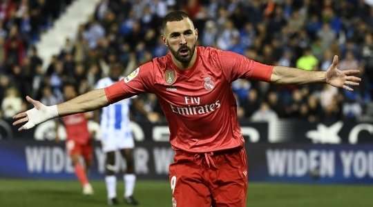 Vào! Karim Benzema (Real Madrid) đã có mặt đúng lúc đúng chỗ để lấy bóng bật ra trong vòng cấm, và anh ấy sút bóng vào bên phải khung thành. Tỉ số là 1:1.