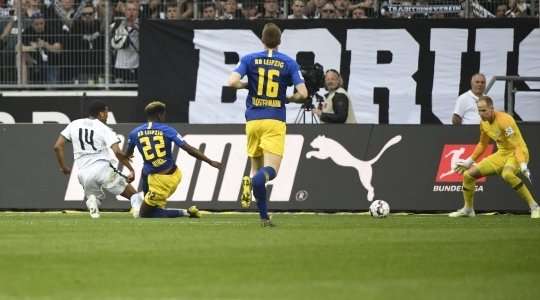Vào! Alassane Plea (B. Monchengladbach) khống chế đẹp mắt một đường chuyền hơi mạnh của Florian Neuhaus ở một vị trí bên trong vòng cấm. Anh chạy cắt mặt một hậu vệ đối phương và ghi bàn bằng một cú sút vào góc thấp bên phải khung thành. Tỉ số là 1:2.