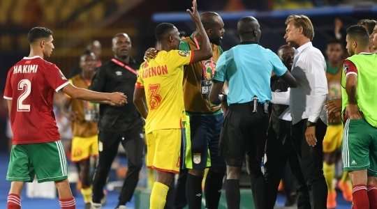 Khaled Adenon (Benin) bị phạt chiếc thẻ vàng thứ hai vì những lời nói vô nghĩa của mình. Anh ấy nói với trọng tài quá nhiều và Helder De Carvalho đuổi anh ấy. Sẽ không có lời khen ngợi nào cho anh ấy. Anh ấy đã làm đội của mình yếu đi.