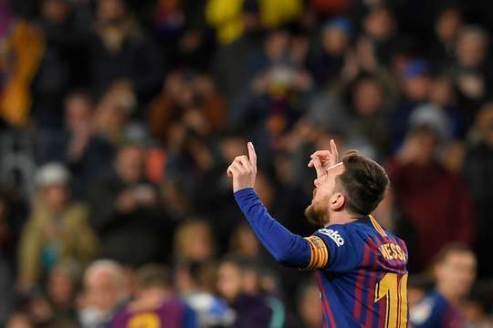 Vào! Tình huống phối hợp nhịp nhàng ở ngoài rìa vòng cấm với Arturo Vidal mở ra cho Lionel Messi (Barcelona) một cơ hội ghi bàn mười mươi. Anh không làm đồng đội thất vọng khi đánh bại thủ môn đối phương với một cú sút đi thẳng vào góc trái khung thành. Tỉ số là 2:2.