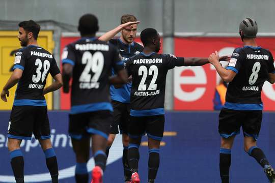 Vào! Một vài tình huống phòng ngự rất tệ của đối phương đã cho Dennis Srbeny (Paderborn) cơ hội đến rìa vòng cấm và anh ấy không mắc sai lầm với một pha dứt điểm rất hay. Tỉ số là 1:1.