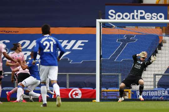 Một đường chuyền xé toang hàng phòng ngự đưa bóng đến chân Richarlison (Everton) trong vòng cấm và cầu thủ này đã không bỏ lỡ cơ hội! Nỗ lực của anh đi chuẩn xác ngay giữa khung thành.