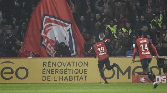 Nicolas Pepe (Lille) nhận một đường chuyền sát thủ và dứt điểm đơn giản nhưng chính xác, làm tung lưới khung thành đối phương.