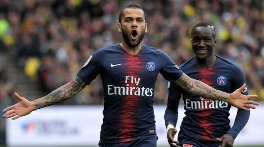 Một tình huống chơi bóng rất kỹ thuật của Dani Alves (Paris SG). khống chế gọn gàng đường chuyền đến từ Leandro Paredes và tung cú sút xa xuất sắc, đưa bóng vào góc cao bên trái khung thành. Tỉ số là 0:1.
