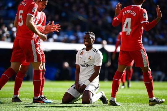 Junior Vinicius (Real Madrid) là người đầu tiên đón đường chuyền của đồng đội trước khi vung chân sút chệch cột dọc bên phải trong gang tấc.