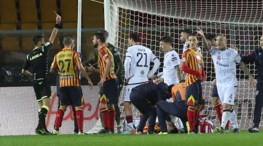 Robin Olsen (Cagliari) nhận một chiếc thẻ đỏ.