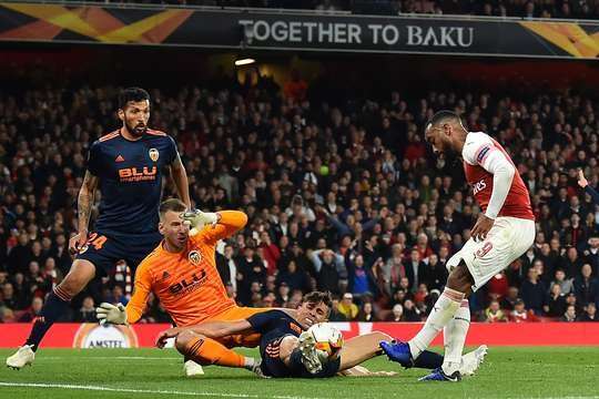 Alexandre Lacazette (Arsenal) dứt điểm từ cự ly gần sau một tình huống bóng bật ra. Tuy nhiên, thủ môn đã có một pha cản phá xuất sắc để đẩy bóng ra ngoài. Một nỗ lực cứu thua tuyệt vời.