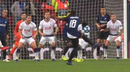 Kwadwo Asamoah (Inter) đón bóng bật ra ngay ngoài vòng cấm, nhưng pha dứt điểm của anh ấy đã bị chặn bởi một cầu thủ phòng ngự.