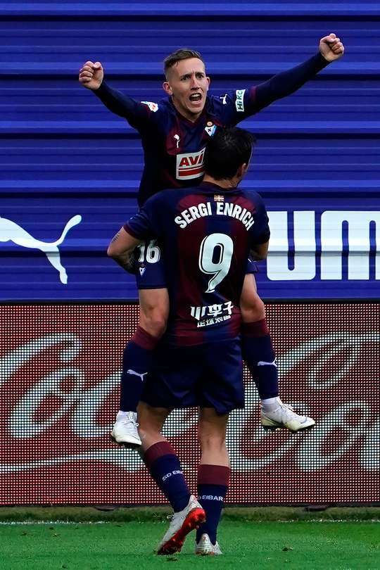 Một bàn thắng tuyệt vời! Pablo De Blasis (Eibar) bắt vô-lê hoàn hảo từ xa và bóng đi hiểm hóc góc cao bên phải khung thành. Chúng tôi xin ngả mũ trước cú sút tuyệt đẹp này.