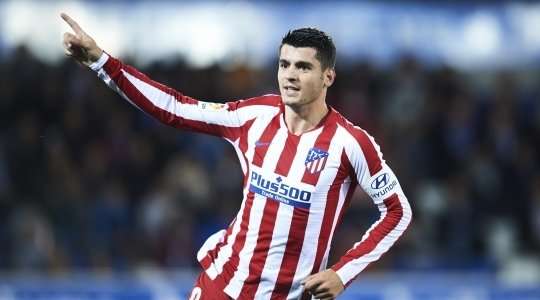 Bóng đã nằm trong lưới! Angel Correa chuyền bóng như đặt cho Alvaro Morata (Atl. Madrid) để cầu thủ này thoát xuống một vị trí rất sâu trong vòng cấm và đánh bại thủ môn một cách gọn gàng. 0:1!