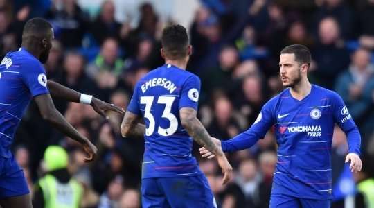 Eden Hazard (Chelsea) tung một cú sút chìm từ rìa vòng cấm địa và bóng bật trúng cột dọc trước khi đi vào lưới!