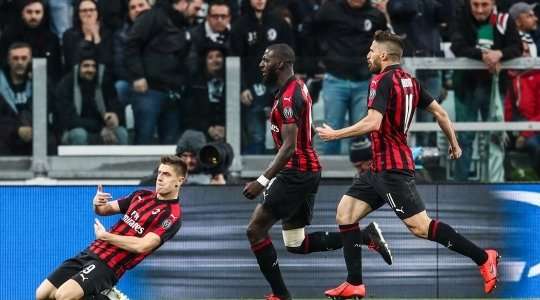 Vào - 0:1! Krzysztof Piatek (AC Milan) tung một cú sút từ rìa vòng cấm và ghi bàn vào góc phải phía dưới. Tiemoue Bakayoko kiến tạo thành bàn.
