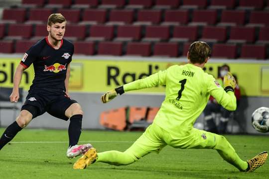 Timo Werner (RB Leipzig) có một pha đi bóng độc diễn tuyệt vời và dứt điểm từ trong vòng cấm, đánh bại thủ môn Timo Horn với một cú sút vào góc phải phía dưới. Tỉ số bây giờ là: 1:3.