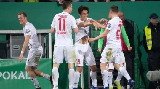Marco Richter thực hiện một quả tạt rất tốt cho Alfred Finnbogason (Augsburg), người đã tìm thấy khoảng trống trong vòng cấm để đưa bóng vào lưới.