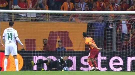 Guilherme có một pha cản phá xuất sắc để chặn cú đánh đầu đi chìm vào chính giữa khung thành được thực hiện bởi Emre Akbaba (Galatasaray) sau một quả tạt từ biên.