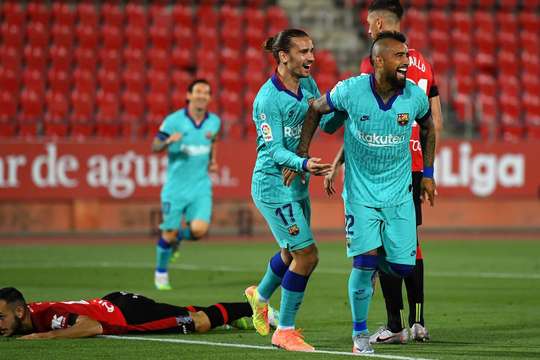 Vào rồi! Arturo Vidal (Barcelona) nâng tỉ số lên 0:1 bằng cú đánh đầu từ cự ly gần ghim quả bóng vào góc thấp bên trái khung thành sau đường căng ngang kiến tạo của Jordi Alba.