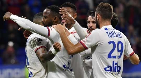 Vào! Moussa Dembele (Lyon) sút bóng vào góc thấp bên trái khung thành, vượt qua tầm với của Alexandre Oukidja dù thủ môn đã đổ người hết cỡ.