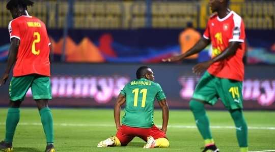 Cơ hội! Christian Bassogog (Cameroon) nhận một đường chuyền hoàn hảo tới từng centimét trong vòng cấm nhưng lại sút bóng đi thẳng lên trời.