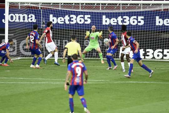 Asier Villalibre (Ath Bilbao) đón đường căng ngang hoàn hảo vào sâu bên trong vòng cấm từ Dani Garcia và khống chế bóng một cách tinh tế. Tiếp theo, anh tung một cú sút chuẩn xác vào phía trong cột dọc bên phải, nâng tỉ số lên: 2:2.