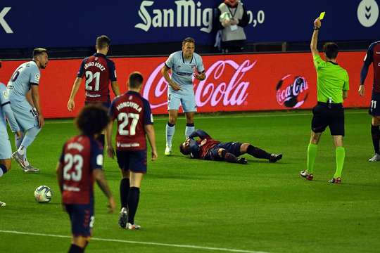 Santiago Arias (Atl. Madrid) bị phạt thẻ sau khi làm ngã đối phương. Trọng tài Ricardo de Burgos Bengoetxea đã có một quyết định dễ dàng.