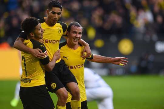 Vào! Mario Gotze (Dortmund) đã có mặt đúng lúc đúng chỗ để lấy bóng bật ra trong vòng cấm, và anh ấy sút bóng đi chìm vào chính giữa mành lưới. Tỉ số là 2:0.