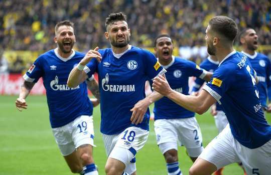 Từ một tình huống đá phạt, Daniel Caligiuri (Schalke) sút bóng vượt qua hàng rào và ghim thẳng vào góc trên bên trái khung thành!