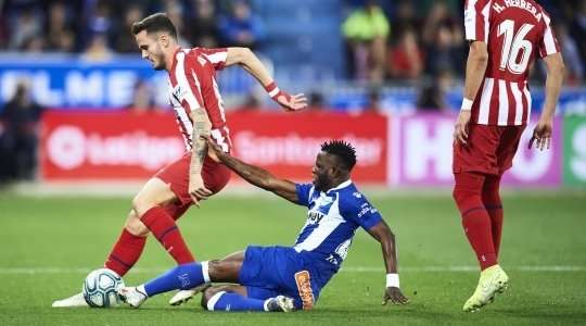 Mubarak Wakaso (Alaves) bị phạt thẻ vàng sau một pha tắc bóng. Anh ấy có vẻ không đồng ý với quyết định vừa rồi, nhưng trọng tài Javier Estrada Fernandez sẽ không nghe bất kì lời tranh cãi nào.