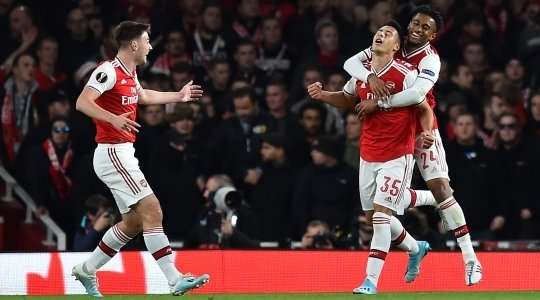 VÀO! Một pha kiến tạo xuất sắc của Reiss Nelson, người đóng vai trò then chốt trong việc tổ chức tấn công. Anh ấy dọn cỗ cho Martinelli (Arsenal), người đánh bại Vanja Milinkovic-Savic với một cú sút tuyệt vời vào bên phải mành lưới. 2:0.