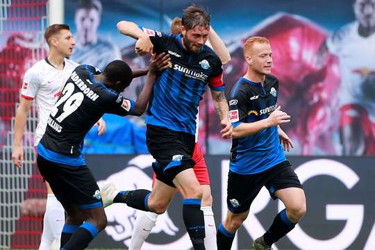 Vào 1:1! Christian Strohdiek (Paderborn) đệm bóng thành bàn từ cự li gần sau khi bóng bật ra tới hướng di chuyển của anh ấy.