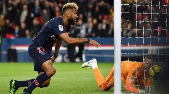 Maxim Choupo-Moting (Paris SG) nhận một đường chuyền sát thủ, đặt anh vào thế đối mặt với thủ môn và anh đã bình tĩnh đưa bóng vào lưới.