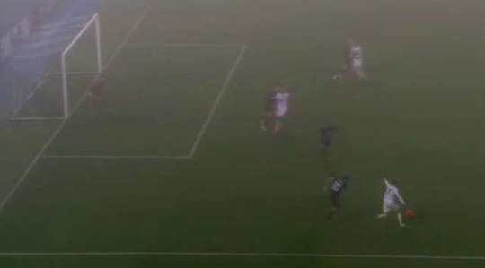Một tuyệt phẩm ngay ngoài vòng cấm! Vakhtang Chanturishvili (Spartak Trnava) sút bóng với một tốc độ và lực sút kinh hoàng vào phía trong cột dọc bên phải.