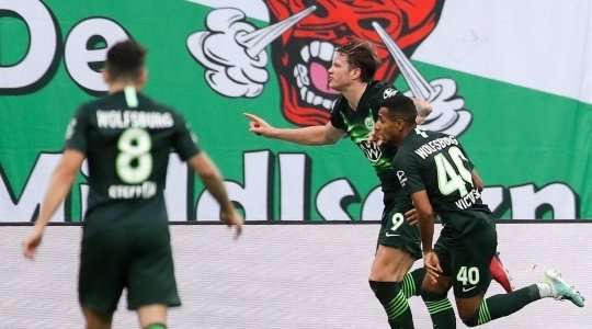 Bóng đã nằm trong lưới sau một pha dứt điểm xuất sắc của Wout Weghorst (Wolfsburg)! William chọc khe rất sắc sảo và tạo điều kiện cho Wout Weghorst (Wolfsburg) thoát xuống đối diện khung thành trước khi tung một cú sút chìm, đánh bại thủ môn đối phương. Tỉ số bây giờ là 1:1.