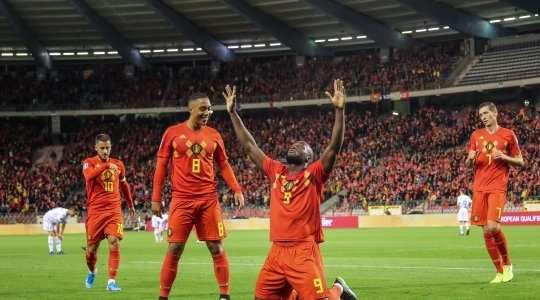 Vào! Romelu Lukaku (Bỉ) tìm thấy khoảng trống đủ để tung ra cú sút từ rìa vòng cấm và pha dứt điểm của anh đi chìm vào phía trong cột dọc bên phải. Một cú sút xuất sắc.