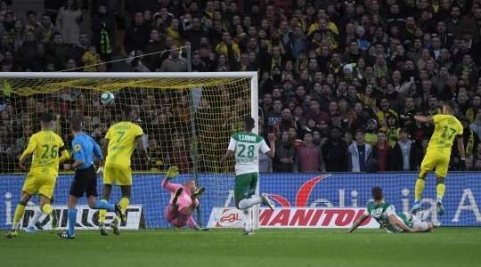 Bóng đã nằm trong lưới sau một pha dứt điểm xuất sắc của Ludovic Blas (Nantes)! Cristian Benavente chọc khe rất sắc sảo và tạo điều kiện cho Ludovic Blas (Nantes) thoát xuống đối diện khung thành trước khi tung một cú sút chìm, đánh bại thủ môn đối phương. Tỉ số bây giờ là 1:0.