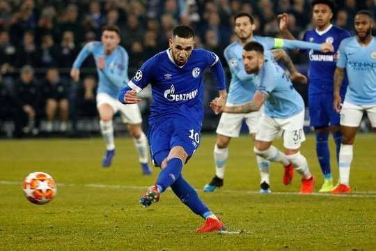 Vào! Santana De Moraes đã chạm được những đầu ngón tay vào bóng sau cú sút của Nabil Bentaleb (Schalke), nhưng chừng đó thôi không đủ ngăn trái bóng đi vào góc trái khung thành.