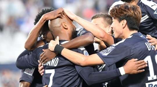 Vào! Jimmy Briand (Bordeaux) đã có mặt đúng lúc đúng chỗ để lấy bóng bật ra trong vòng cấm, và anh ấy sút bóng vào chính giữa mành lưới. Tỉ số là 1:0.